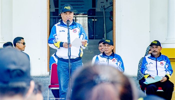 111 Atlet POPDA Dilepas Sekda Banggai Ramli Tongko