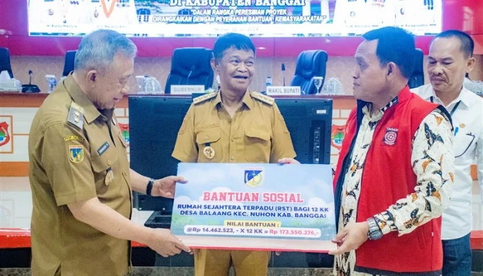Kabid Linjamsos Dinsos Provinsi Sulawesi Tengah Serahkan Bansos RST dan UEP