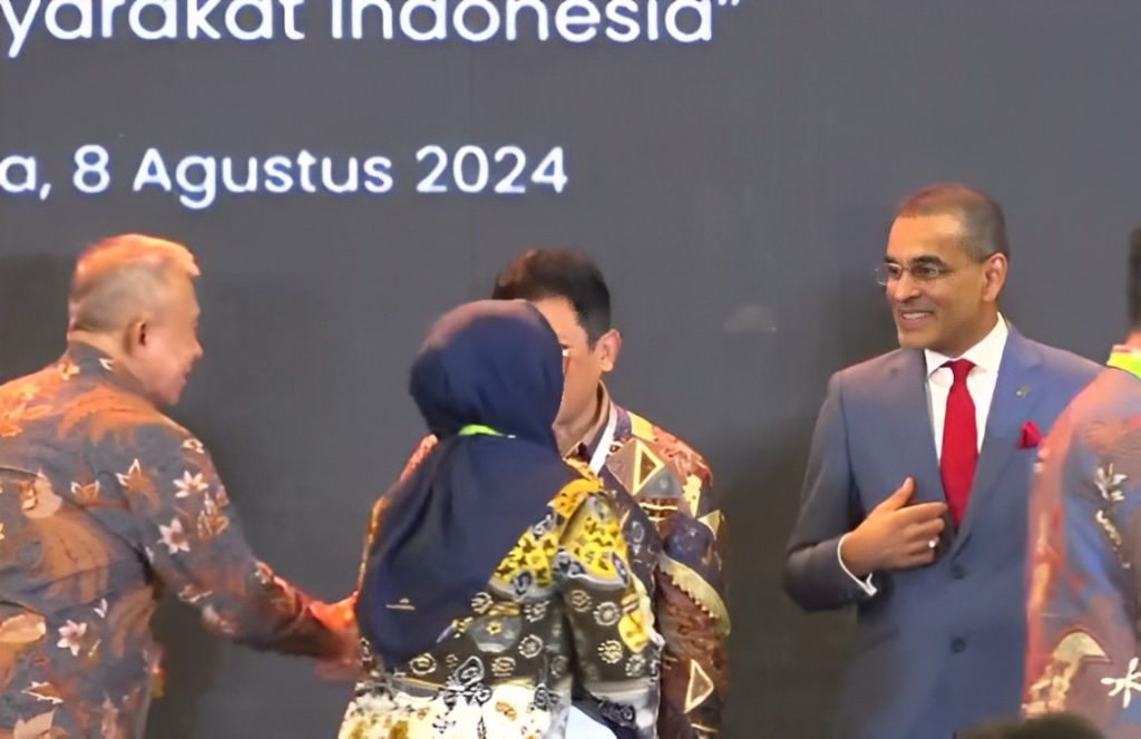 Wabup Banggai H. Furqanuddin Masulili saat menerima UHC Award 2024