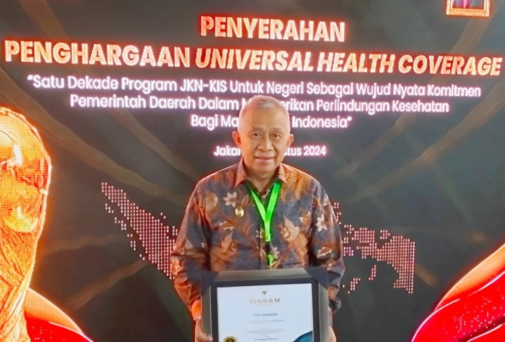 Wabup Banggai H. Furqanuddin Masulili dengan UHC Award 2024