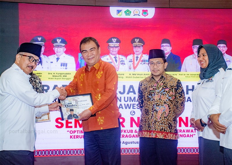 Penerimaan Piagam Penghargaan dan Cendera Mata berupa sebuah buku berjudul 100 Quotes yang ditulis oleh KH Zainal Abidin.