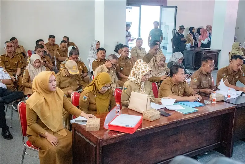 Suasana Ngobrol Pasca Rapat Paripurna di Ruang Sidang DPRD Kabupaten Banggai