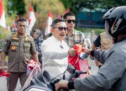 Bupati Banggai Bagi Bendera Di Tugu Adipura Luwuk