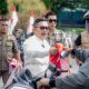Bupati Banggai Amirudin membagikan bendera merah-putih kepada warga yang melintas di jalan raya