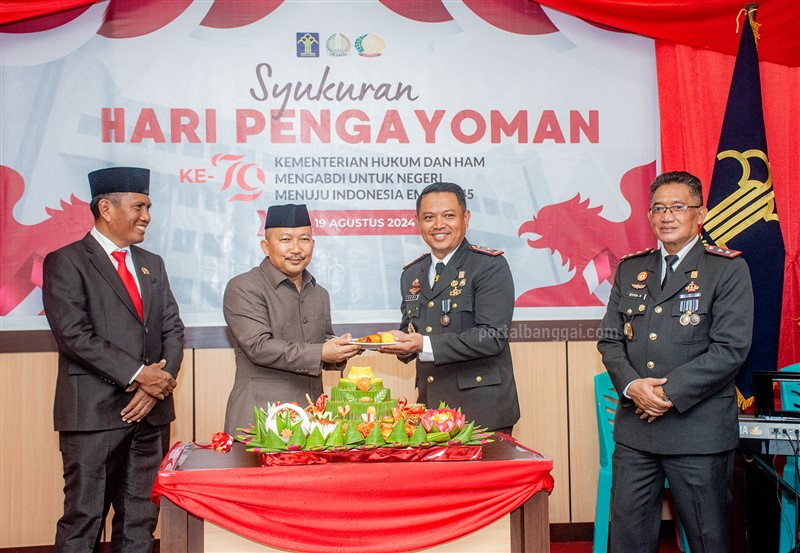 Pemotongan Tumpeng saat Ramah Tamah Peringatan HUT Kemenkumham dan Hari Pengayoman ke-79 di Luwuk