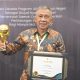 Wabup Banggai dengan UHC Award 2024 dan Piagam Penghargaan
