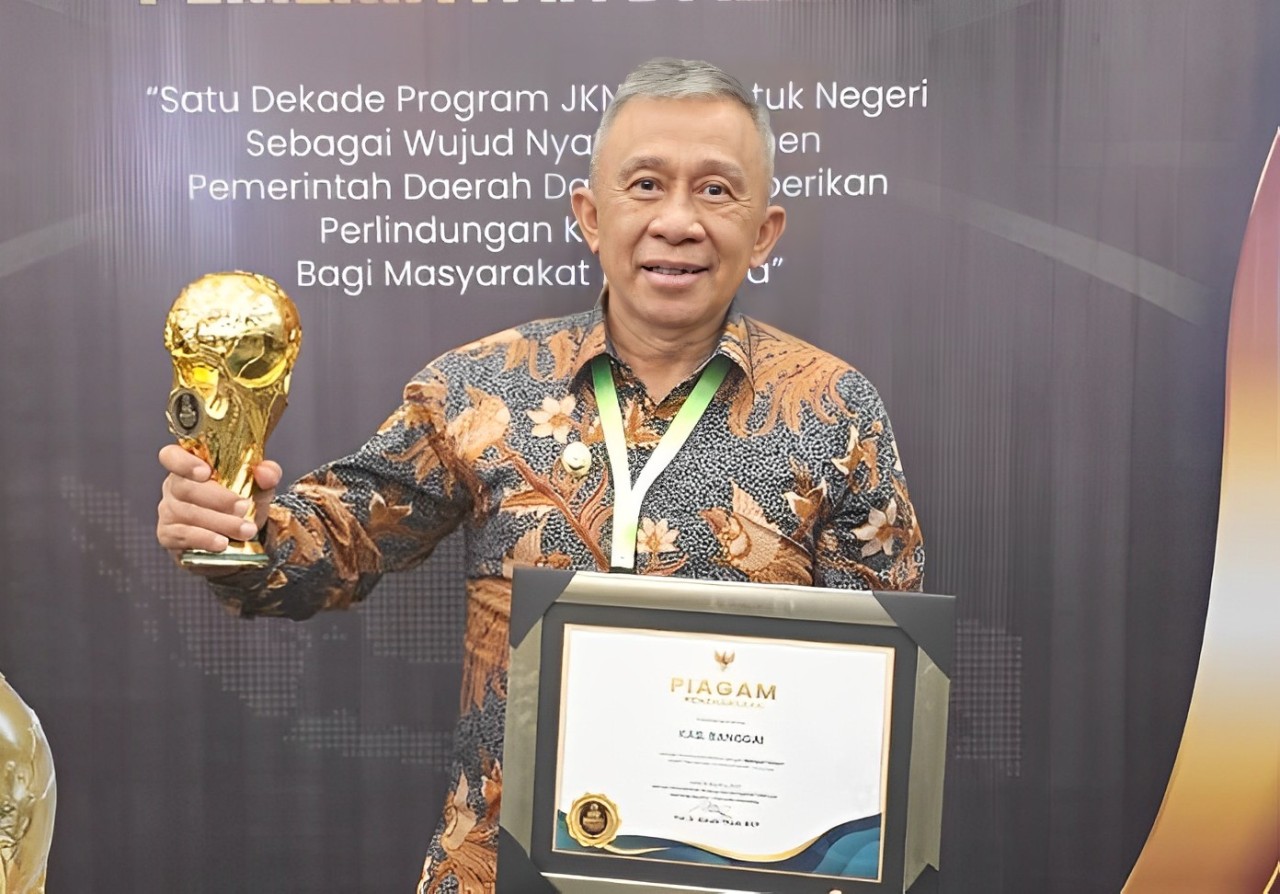 Wabup Banggai dengan UHC Award 2024 dan Piagam Penghargaan