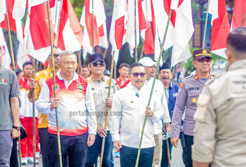 Bupati Banggai H. Amirudin saat menerima laporan
