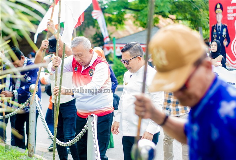 Wakil Bupati Banggai H. Furqanuddin menancapkan tiang bendera merah-putih