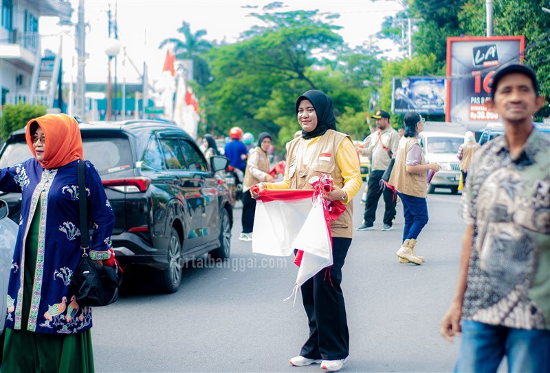 Suasana pembagian bendera merah-putih di kompleks Tugu Adipura Luwuk