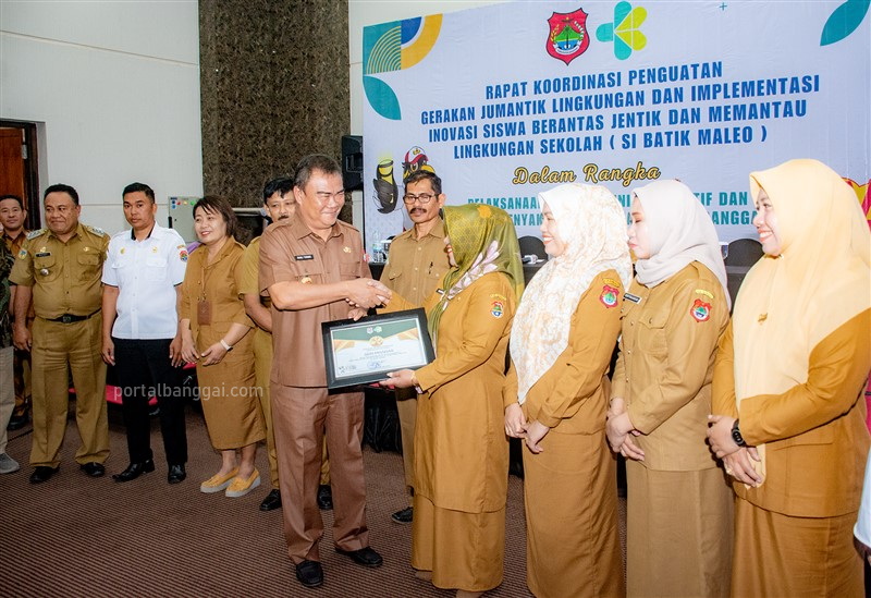 Penyerahan Piagam Penghargaan