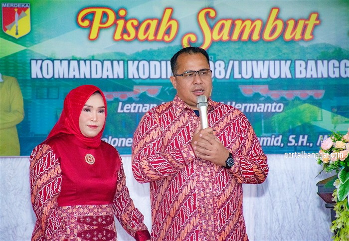 Letkol Kav La Ode Azhar Hamid, S.H., M.Han. bersama istri
