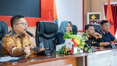 Bupati Banggai H. Amirudin didampingi Asisten 1 Setda Kabupaten Banggai