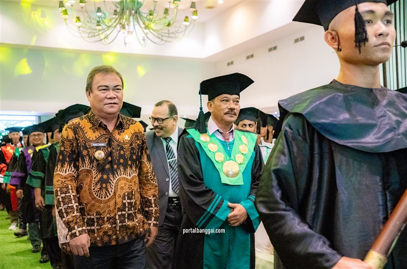 Pj Sekda Kabupaten Banggai Ramli Tongko Hadiri Wisuda Unismuh Luwuk
