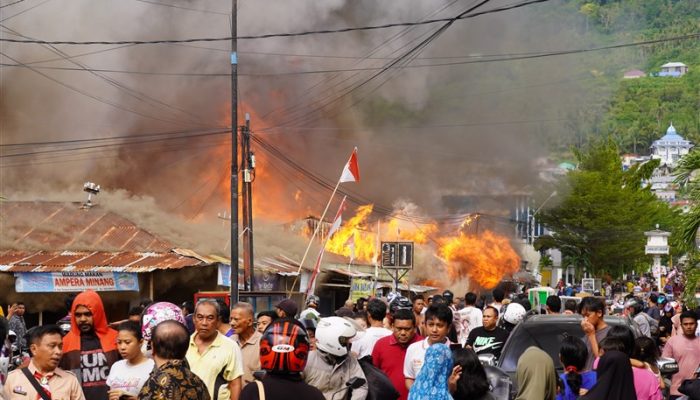 SEJUMLAH LAPAK DI PASAR SENTRAL LUWUK LUDES TERBAKAR