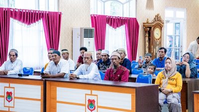 Warga yang menemui Bupati Banggai