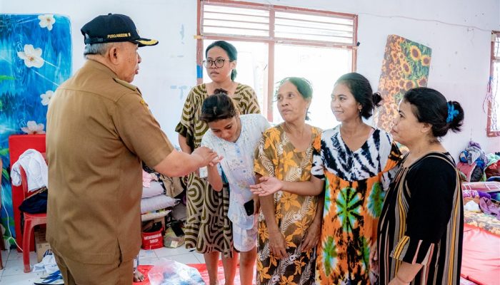 Wakil Bupati Banggai Kunjungi Posko Pengungsi Korban Kebakaran Pasar Sentral Luwuk