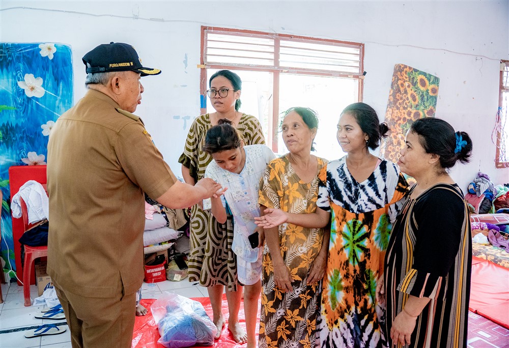 Wakil Bupati Banggai Kunjungi Posko Pengungsi Korban Kebakaran Pasar Sentral Luwuk