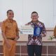 Bupati Banggai Saat Menerima Penghargaan sebagai Pemerintah Daerah dengan Indeks Kematangan Inovasi Daerah tertinggi di Sulawesi Tengah. (Foto : Ist)