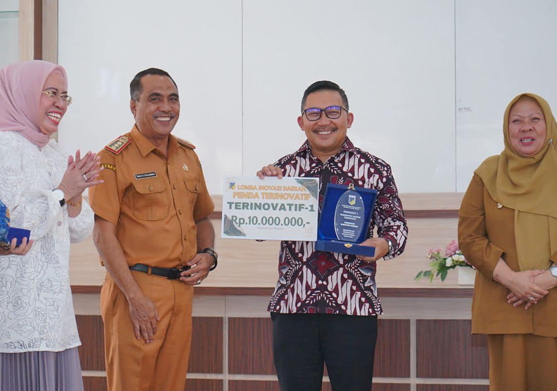 Bupati Banggai Saat Menerima Penghargaan sebagai Pemerintah Daerah dengan Indeks Kematangan Inovasi Daerah tertinggi di Sulawesi Tengah. (Foto : Ist)