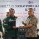 Penyerahan bukti pencatatan serikat pekerja oleh Wakil Bupati Banggai