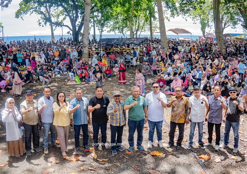 Foto Bersama latar warga yang menghadiri