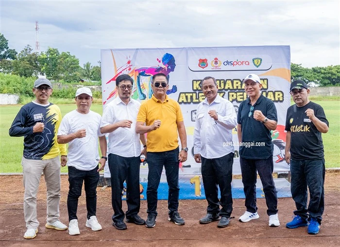 Foto Bersama pasca pembukaan Kejuaran Atletik Antar Pelajar Banggai Road To POPDA 2025
