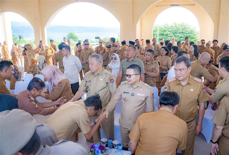 Halal bi Halal saat Apel Masuk Kerja Hari Pertama Pasca Cuti Lebaran 1446 H