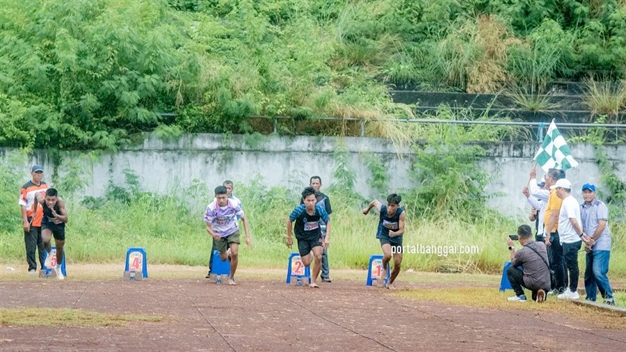 Lari 100 meter pada Kejuaran Atletik Antar Pelajar Banggai Road To POPDA 2025