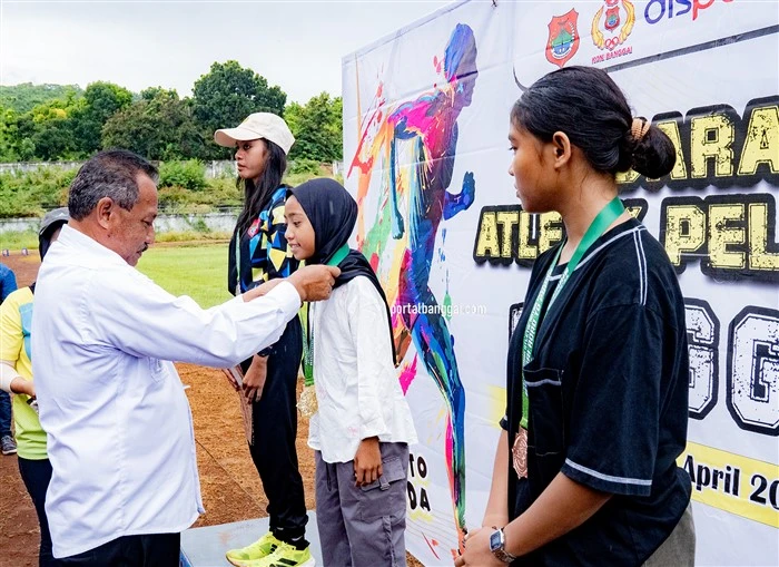 Pengalungan Medali pada Juara 1 Putri Lomba Lari 5000 meter