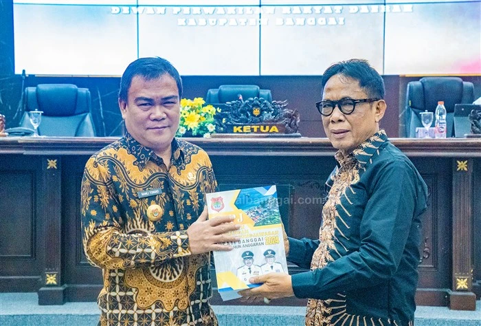 Penyerahan Dokumen dari Ketua DPRD Kabupaten Banggai kepada Pj. Sekda Banggai