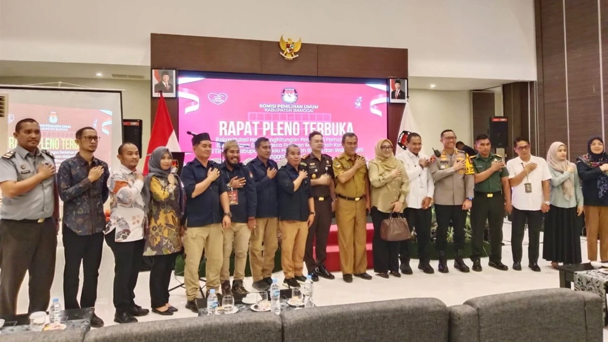 Foto Bersama saat Rapat Pleno Terbuka Rekapitulasi Hasil Perhitungan Perolehan PSU Kabupaten Banggai