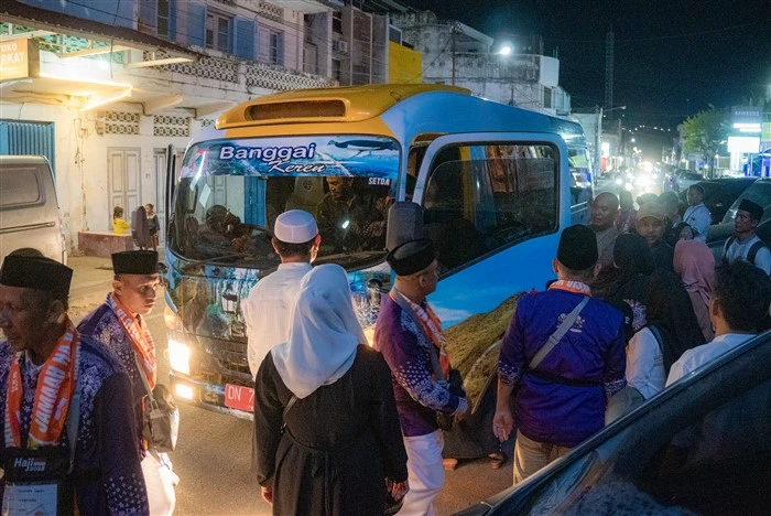 Calon Jamaah Haji Tahun 2025 Kabupaten Banggai Menuju Hotel Gemilang Untuk Beristirahat