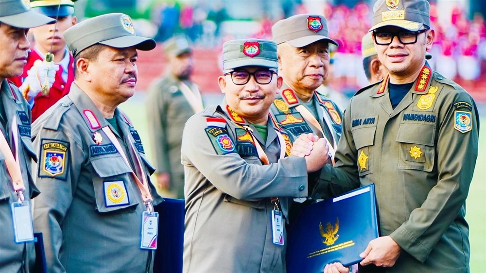 Bupati Banggai H. Amirudin saat menerima Sertifikat pada Penutupan Retret Kepala Daerah Gelombang Kedua