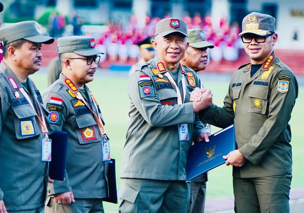 Wakil Bupati Banggai H. Furqanuddin Masulili saat menerima Sertifikat  pada Penutupan Retret Kepala Daerah Gelombang Kedua