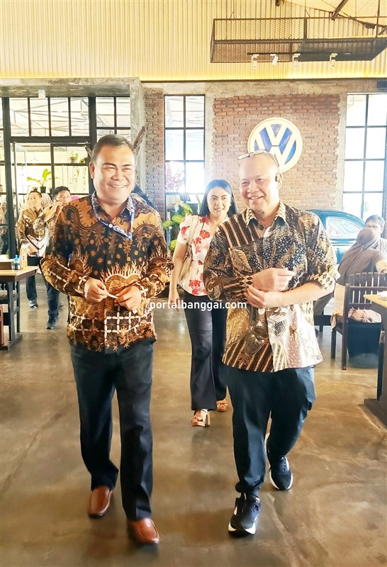 Owner PT Royal Group, Jefrey Jocom dan Penjabat (Pj) Sekretaris Daerah Kabupaten Banggai Ir. Moh. Ramli Tongko, S.Sos., S.T., M.Si.