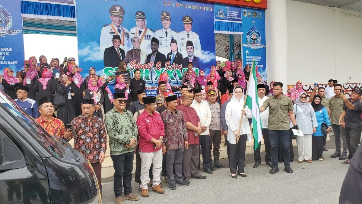 Bupati Poso Verna Gladies Merry Inkiriwang melepas kegiatan Pawai Ta’aruf pada Seleksi Tilawatil Qur'an dan Hadist ke-XXVIII Tingkat Provinsi Sulawesi Tengah Tahun 2025 di Poso.