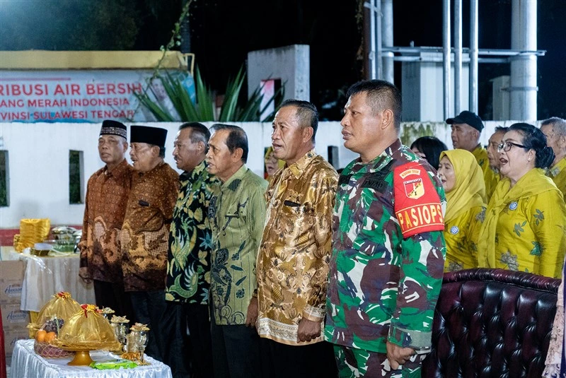 Menyanyikan lagu Indonesia Raya.