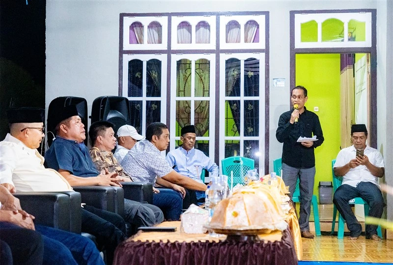 Pembacaan Peraturan Bupati Banggai tentang Pembentukan Desa Persiapan Mekar Mulya Kecamatan Simpang Raya oleh Kagab PROKOPIM Setda Kabupaten Banggai, Muhlis Pampawa.