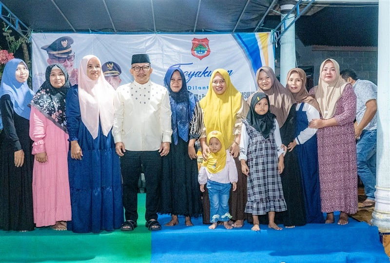 Foto Bersama dengan beberapa warga.