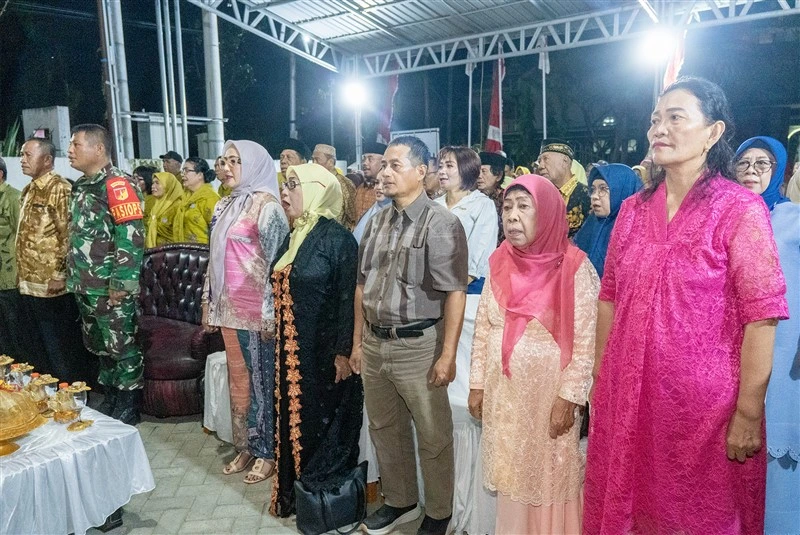 Menyanyikan lagu Indonesia Raya.