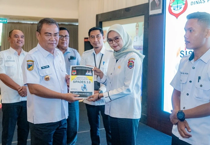 Penyerahan Buku Panduan SIPADES 3.0 kepada peserta Bimtek