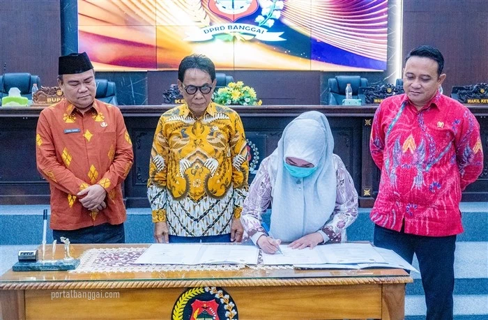 Penandatanganan oleh Wakil Ketua I DPRD Kabupaten Banggai.