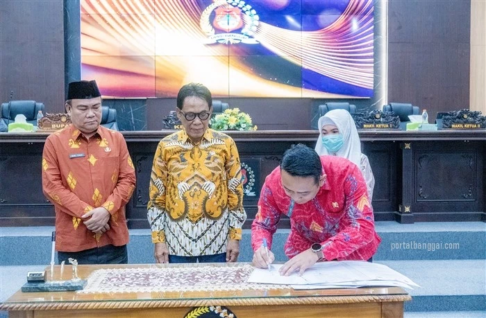 Penandatanganan oleh Wakil Ketua II DPRD Kabupaten Banggai.