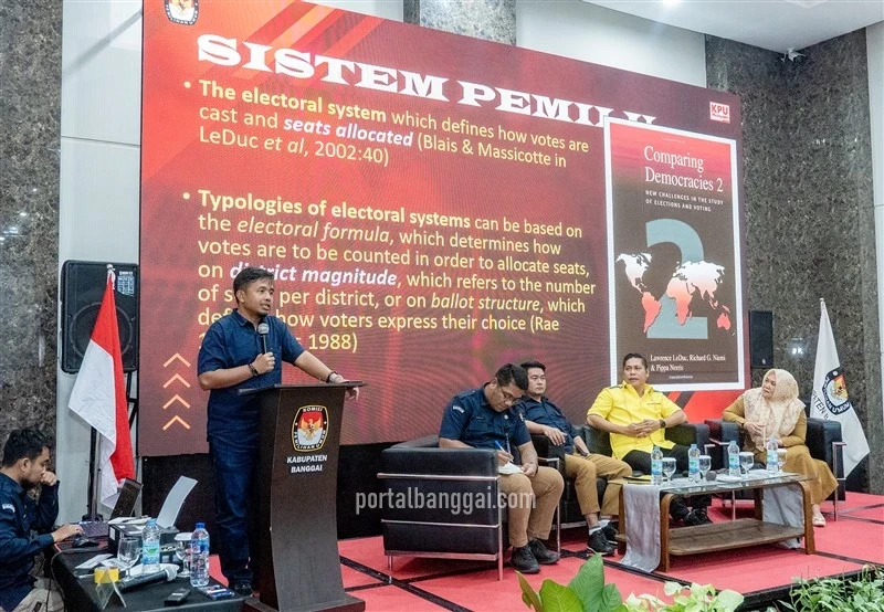  Anggota Komisi Pemilihan Umum (KPU) Republik Indonesia Dr. H. Idham Holik