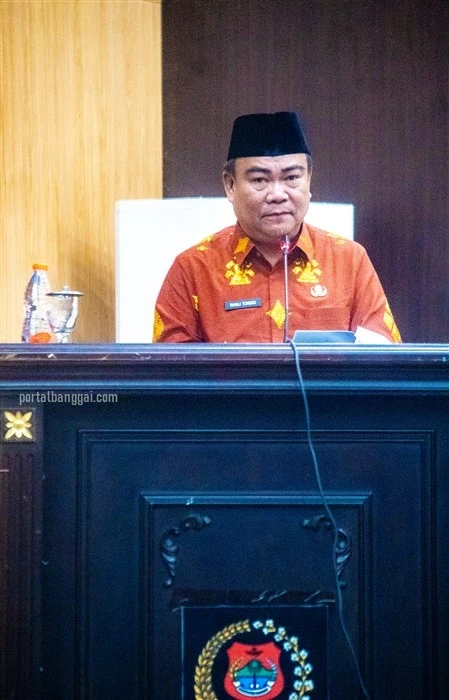 Pj. Sekda Kabupaten Banggai Moh. Ramli Tongko saat membacakan sambutan Bupati Banggai.