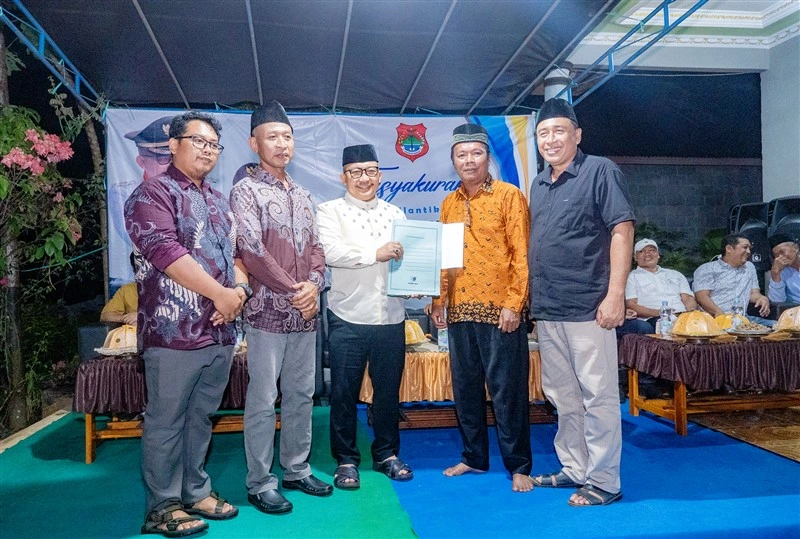 Penyerahan Peraturan Bupati Banggai tentang Pembentukan Desa Persiapan Mekar Mulya Kecamatan Simpang Raya daari Bupati Banggai kepada Pemerintah Desa.
