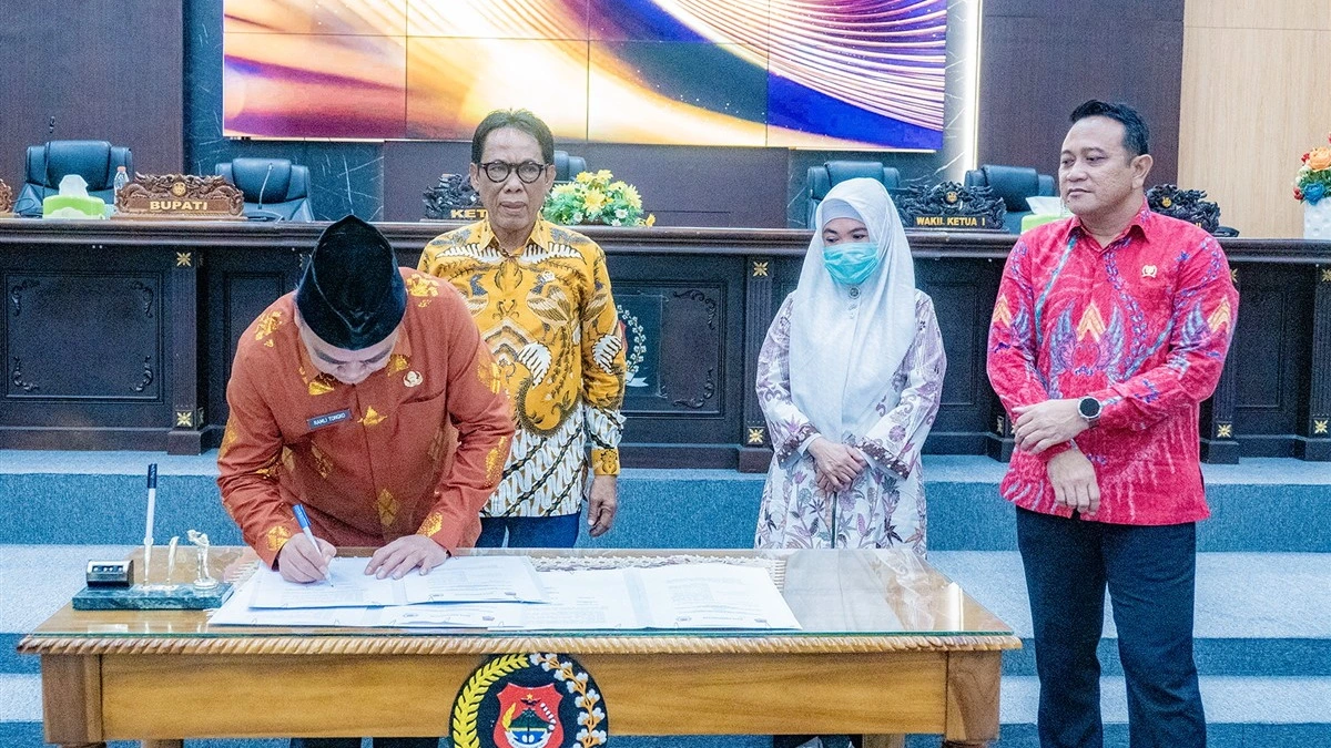 Rancangan Awal RPJMD Kabupaten Banggai 2026-2029 Ditandatangani Pj. Sekretaris Daerah Kabupaten Banggai Moh. Ramli Tongko bersama Pimpinan DPRD Kabupaten Banggai. (Foto : Ahtar)