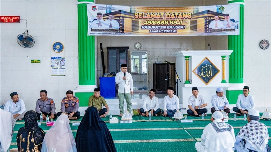 Bupati Banggai H. Amirudin memberikan sambutan saat menerima rombongan Jamaah Haji Kloter BPN 12
