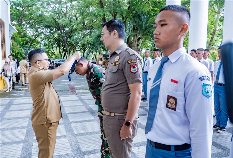 Pengalungan Tanda Pelatih pada Pusdiklat Paskibraka Kabupaten Banggai Tahun 2025 oleh Bupati Banggai